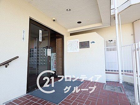 毎日通る場所だからこそ、開放感があって気持ちの良い空間が良いですね!夜には温かな照明が灯り、疲れて帰ってきた時も優しく包み込んでくれるような安心感があります 高級感の中にも温もりを感じますね!