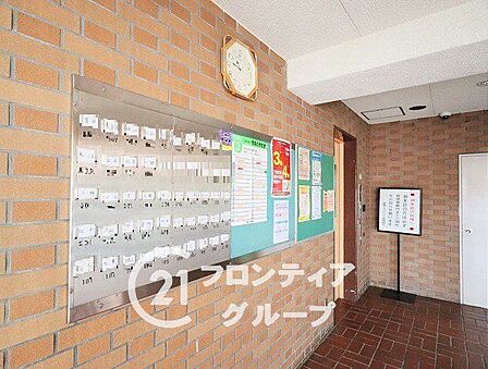 柔らかな光が差し込むロビーは、ホッと心が落ち着く心地よい場所ですね!隅々まで清掃が行き届いた清潔感溢れる共用スペースです