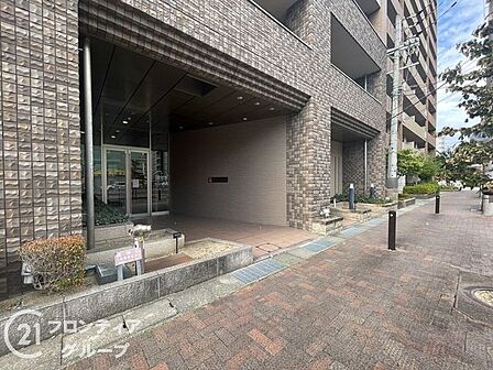 邸宅の顔にふさわしい、風格漂うエントランスが居住者やゲストを優雅に迎え入れます。細部にまでこだわったマテリアルが上質な空間を演出し、プライベートな時間への切り替えを穏やかに促してくれます