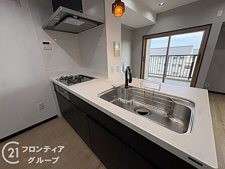 リビングを見渡せるオープンキッチンは、家族との会話を楽しみながら料理ができる贅沢な空間です。機能美を追求した設備と洗練されたデザインが、日々の家事時間をより豊かなものへと変えてくれます