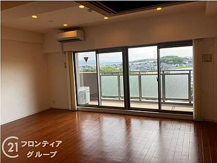 陽光がフローリングに反射する、明るく開放的なリビングダイニング!木の温もりが感じられる広々としたリビングは、家族全員がゆったりと寛げる開放感があります。