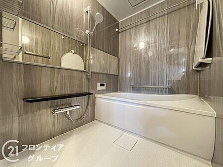 落ち着いた色調のパネルが高級感を演出するバスルームは、一日の疲れを癒すプライベート空間です。ゆとりある広さの浴槽で、心ゆくまでリラックスタイムを満喫いただけます