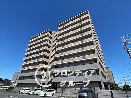 洗練されたデザインが青空に美しく映え、街のランドマークとしての気品が漂います。住まう方の誇りを満たす佇まいは、帰宅するたびに心地よい満足感を与えてくれるはずです