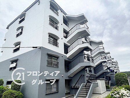 機能性とデザイン性を兼ね備えたマンション外観は、住む人に快適な生活を提供します。スタイリッシュなデザインが魅力で、日々の生活に彩りを添えます