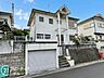 外観：前道6m以上を誇るゆとりある幅員が開放感と心地よい陽当たりをもたらしています！静かで落ち着いた住宅街に位置しており安心感のある住環境が広がります