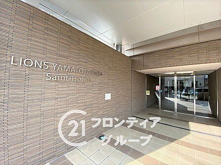 すっきりとフラットに整えられたアプローチが訪れる人を心地よく迎えてくれるエントランス!上品な色合いで統一された空間からは細部まで行き届いた手入れの良さが感じられます