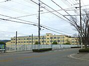 高槻市立芝谷中学校 624m