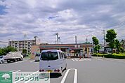 セブンイレブン 徒歩3分。コンビニ 190m