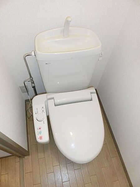 画像8:温水洗浄便座付きのトイレ