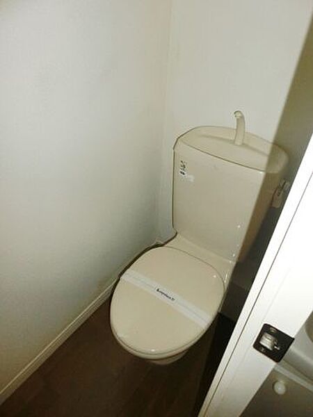 画像10:シンプルで清潔感のあるトイレ