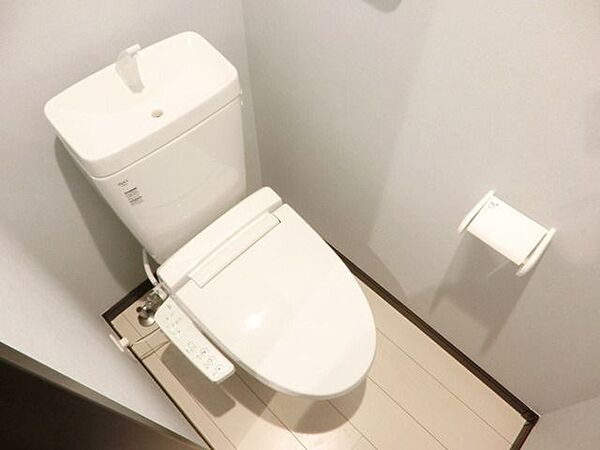 画像12:温水洗浄便座付きのトイレです。
