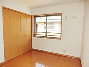 お部屋に収納があるので広々使えますね