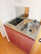 コンパクトな2口キッチン。