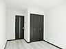 寝室：お部屋に収納があるので広々使えますね