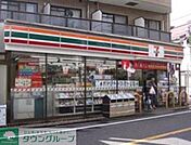セブンイレブン 徒歩8分。コンビニ 600m