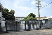 高校「大阪府立門真西高校まで1853m」