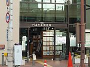 図書館「門真市立図書館門真市民プラザ分館まで910m」
