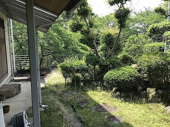 敷地内