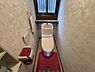 トイレ：トイレには収納スペース付き