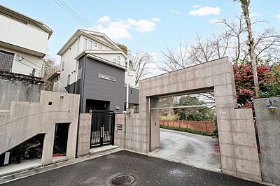 外観:近鉄難波・奈良線 生駒駅から徒歩圏(約7分) 前面道路の高低差なしです! 外観:近鉄難波・奈良線 生駒駅から徒歩圏(約7分) 前面道路の高低差なしです!