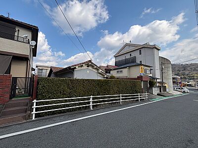 外観:青空が広がる穏やかな住環境。周辺には山並みも見え、自然を感じながら暮らせます。 外観:青空が広がる穏やかな住環境。周辺には山並みも見え、自然を感じながら暮らせます。