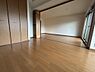 その他：収納豊富な居室。可動間仕切りを開放すれば、隣接する空間と一体利用が可能です。明るいフローリングが部屋全体を広く見せてくれます。