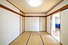 その他：【和室/約6帖】リビングと隣接しており、戸を開放することで一体利用が可能です。