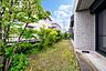 その他：【庭】緑豊かな植栽が施されたお庭です。塀で囲われているので、お子様の遊び場としても安心です。