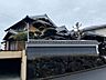 外観：【現地外観写真】シャッター車庫が設置されており、車を雨風から守ることができます。