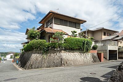外観:閑静な住宅街に佇む。緑豊かな庭と、空が広く感じられる開放的な立地が魅力です。 外観:閑静な住宅街に佇む。緑豊かな庭と、空が広く感じられる開放的な立地が魅力です。