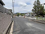 前面道路は約7.5ｍあり、広々しています