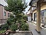 その他：四季の移ろいを身近に感じられる庭付き住宅。手入れされた植栽が、日々の暮らしに潤いと安らぎをもたらします。ガーデニングを楽しむスペースとしてもおすすめです。