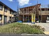 外観：建設中の住まいが描く未来。この地で始まる新生活を想像してみませんか。周辺環境と合わせて現地でご説明いたします。