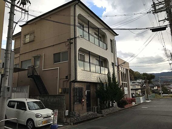 鉄骨造3階建、...
