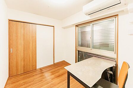 プライベートな時間をゆっくり過ごせる洋室約5帖です。ウォークインクローゼットがあるため、居室をすっきり保ちながら快適にお使いいただけます。