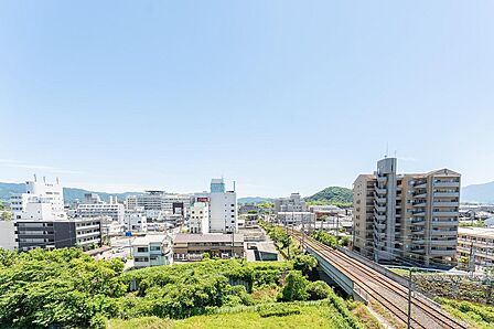 住戸からの眺望の写真です。10階建ての7階部分につき眺望・通風ともに良好です。