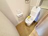 トイレ：一体型トイレは凸凹が少なくすっきりとした外観です。拭き掃除がしやすく、日々の負担を軽減してくれます。