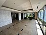 エントランス：2008年8月建築のマンションです。大和八木駅徒歩15分の立地です。