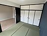 その他：【和室/約6帖】LDKに隣接した和室です。アクセントクロスが印象的なモダンな雰囲気の空間です。