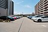 その他：【駐車場】敷地内の平面駐車場。