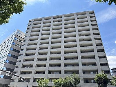 外観：JR東西線「新福島」駅まで徒歩1分の立地。