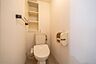 トイレ：【トイレ】温水洗浄便座付きのトイレです。掃除用品やストック品の収納棚があります。