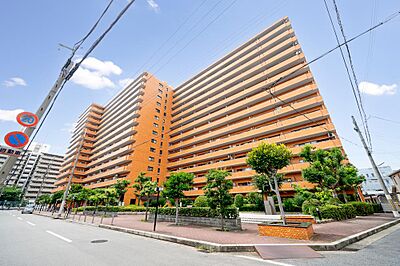 外観：【ライオンズマンション新大阪第六】タイル貼りの外観が印象的な総戸数262戸のマンションです。