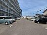 その他：敷地内には、お車の出し入れがしやすい平面駐車場が設けられています。