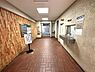 その他：【共用部】マンション内の共用廊下です。落ち着いた雰囲気で、各住戸へつながる共用スペースです。