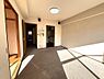リビング/ダイニング：【LDK】隣接する和室の引き戸を開け、一体化して広やかな空間として活用できます。
