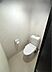 トイレ：【トイレ】すっきりとしたフォルムの一体型トイレが採用されており、使用後すぐに手を洗うことができます。