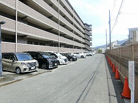 敷地内駐車場は自走式月額12000・15000円