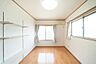 その他：明るい光が差し込むお部屋。壁面収納とエアコン付きで、快適な暮らしをサポートします。