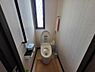 トイレ：トイレは1階と2階の2か所にあります。